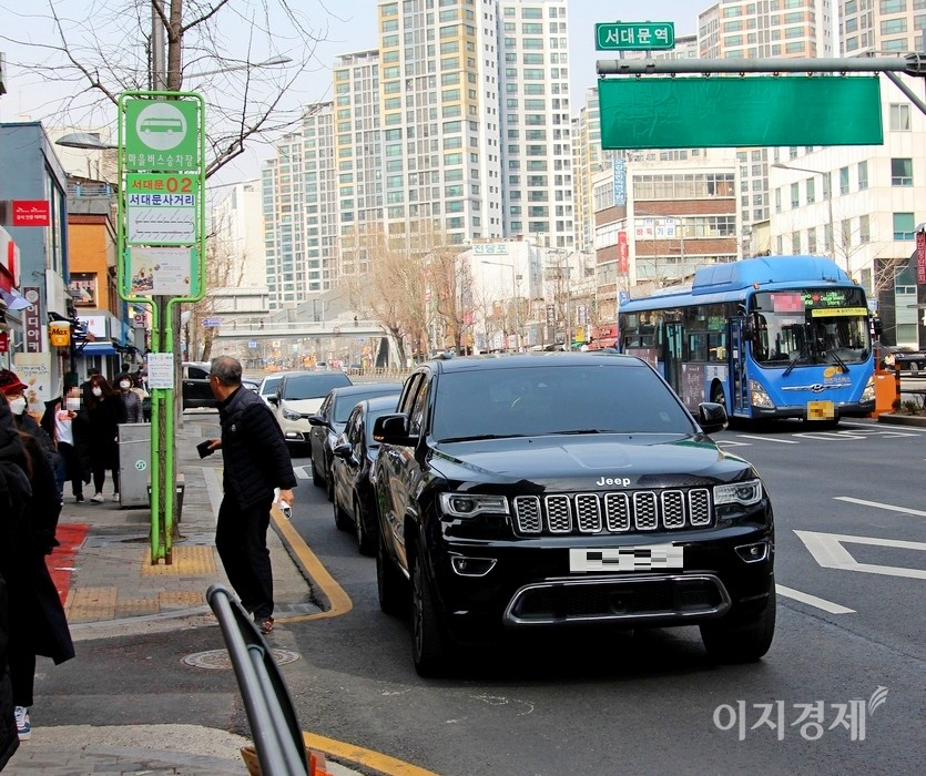 지프의 최고급 차량인 그랜드 체로키 운전자가 통일로 서울지하철 5호선 서대문역 구간에 불법 정차했다. 그 뒤로 승용차 들이 줄지어 멈췄다. 사진=이민섭 기자
