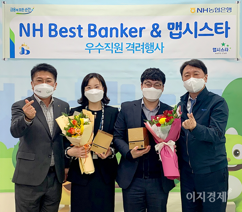 권준학(오른쪽 첫번째) NH농협은행장과 김용택(왼쪽 첫번째) 전국금융산업노동조합 NH농협지부 위원장이 지난 11일 강원도 원주시 농협은행 지부를 방문해 우수직원들을 격려하고 있다. 사진=NH농협은행