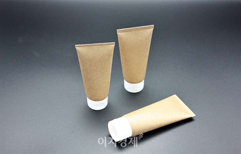 사진=아모레퍼시픽이 출원한 특허 기술을 적용·개발한 종이 튜브 샘플. 사진-아모레퍼시픽