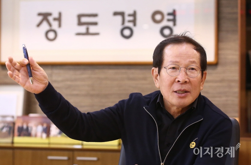 권원강 교촌에프앤비 전 회장. 사진=교촌에프앤비