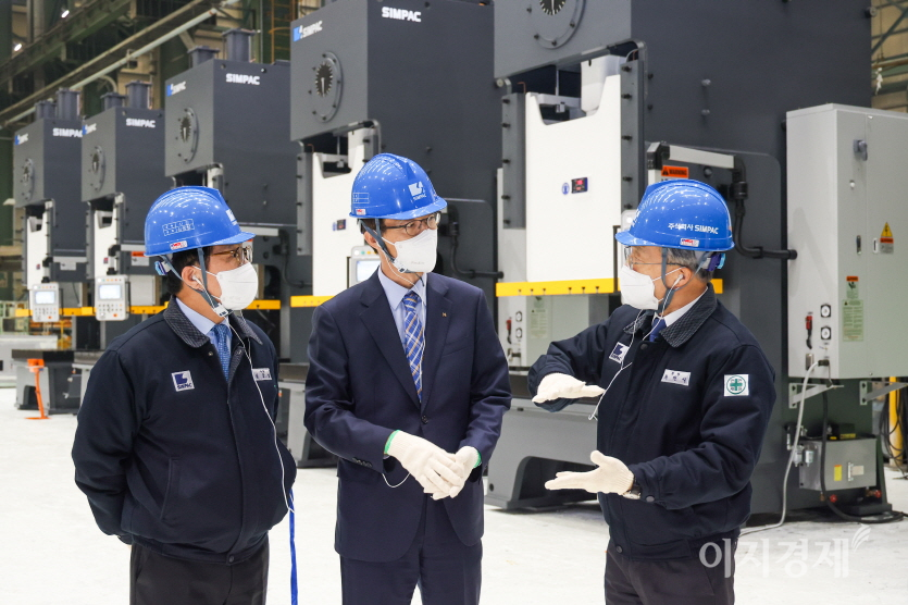 방문규(왼쪽 첫번째) 수출입은행장이 지난 12일 코로나19 피해기업 점검과 현장 소통 강화를 위해 인천의 금속 프레스기 강소기업인 심팩을 찾아 최진식(가운데) 심팩 회장의 설명을 듣고 있다. 사진=한국수출입은행