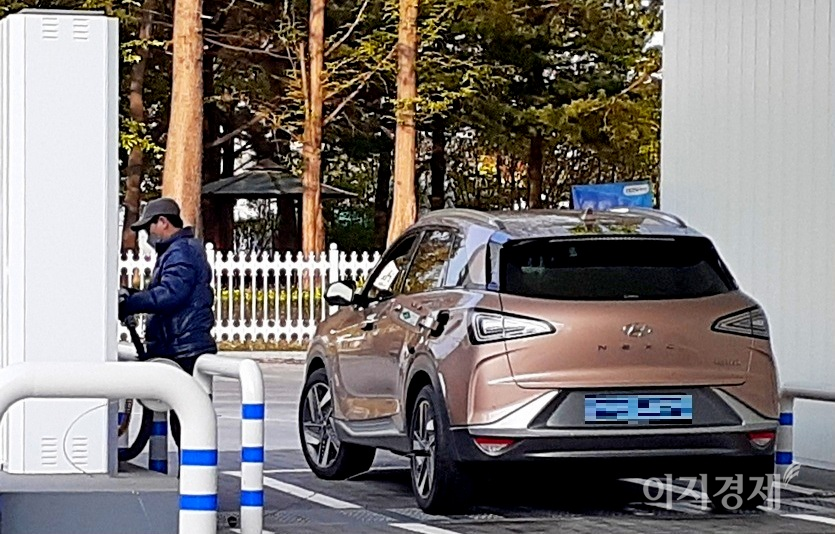 서울 여의도 국회수소충전소에서 한 넥쏘 운전자가 수소를 충전하하고 있다. 사진=정수남 기자