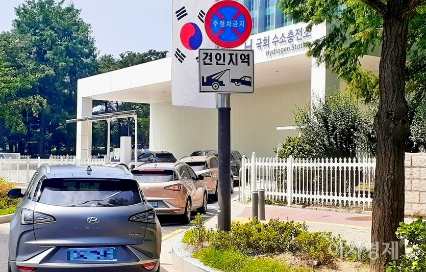 국회수소충전소의 경우 수소의 충전 압력이 낮아 충전 시간이 길기 때문에 넥쏘가 줄지어 있다. 사진=정수남 기자