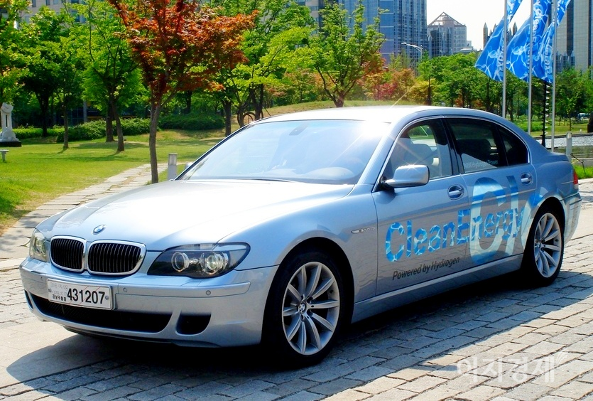 (위부터)서울 여의도 국회수소충전소에서 한 넥쏘 운전자가 수소를 충전하하고 있다. 독일 BMW가 2000년대 후반 선보인 수소차 하이드로젠7. 사진=정수남 기자