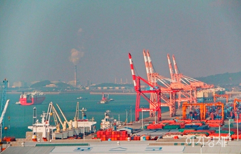 지난달 수출입물가가 원·달러 환율과 국제유가 상승 등의 영향으로 석달 연속 동반 오름세를 이어갔다. 경기도 평택 컨테이너항. 사진=문룡식 기자