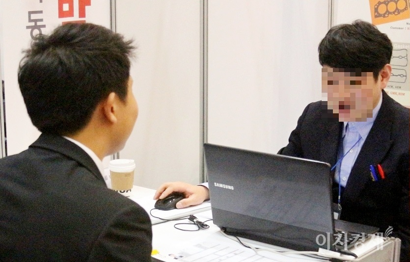 구직자들이 코로나 19여파로 비대면 면접을 선호하는 것으로 나타났다. 2019년 현대기아자동차협력사 채용박람회에서 (왼쪽부터)20대 구직자가 협력사 관계자와 대면 면접을 갖고 있다. 사진=문룡식 기자