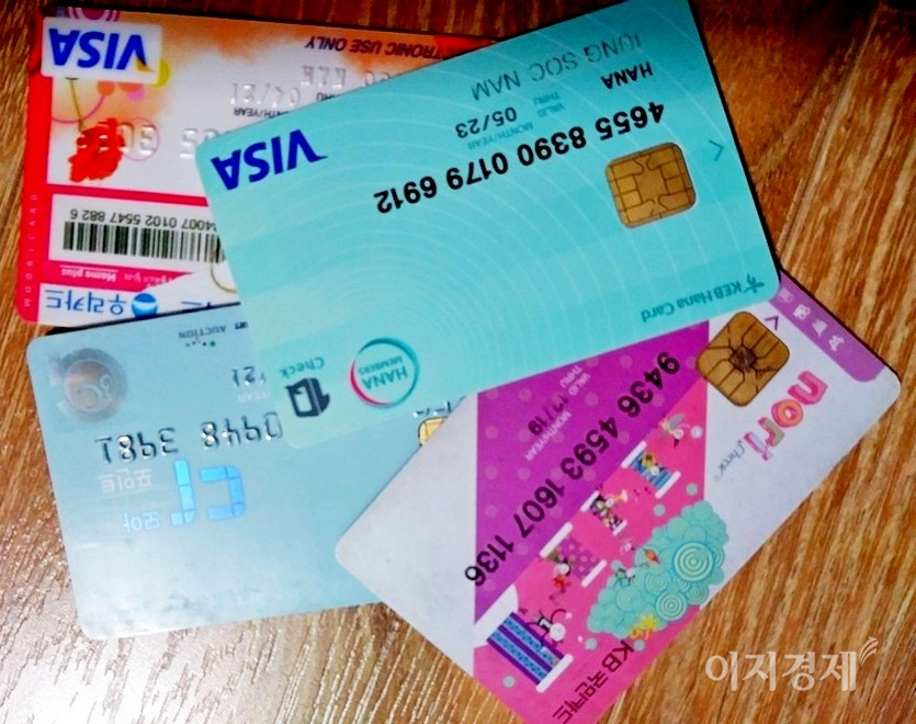 코로나19 여파로 지난해 실물카드 결제는 줄어든 반면, 스마트폰 등 모바일과 PC를 통한 비대면 결제가 급증한 것으로 나타났다. 시진=문룡식 기자