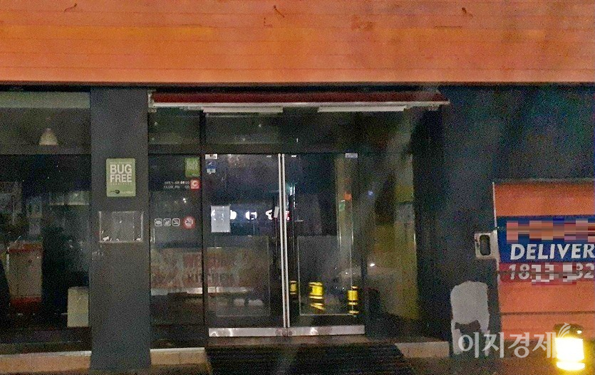 상대적으로 저렴한 가격으로 식사를 대신할 수 있는 패스트 푸드점도 코로나19 여파를 넘지 못했다. (위부터)성남시 중권구 산성대로에 있는 P패스트 푸드점과 서울 삼성동 코엑스 몰에 있는 B패스트 푸드점도 폐업했다. 이들 장소는 유동인구가 많은 1급 상권이다. 사진=김보람 기자, 문룡식 기자