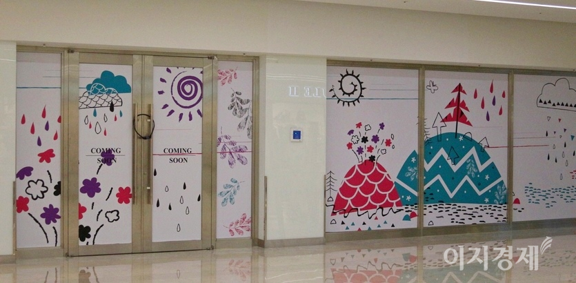 1급 상권도 코로나19에는 속수무책이다. 하루 유동인구가 100만명에 이르는 (위부터)코엑스 몰과 강남대로에도 페업한 가게가 부지기 수다. 사진=문룡식 기자, 이우호 기자