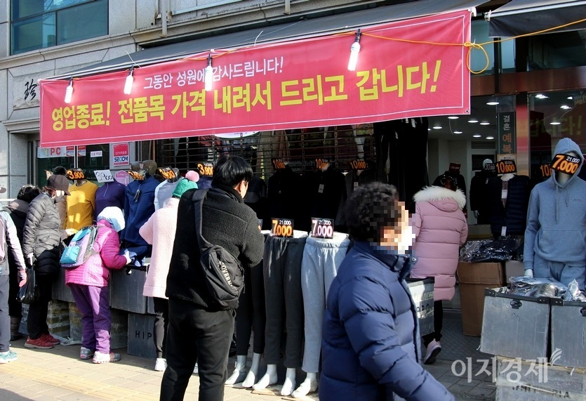 (위부터)안양에 있는 순대국집은 30% 할인 판매하고, 남양주시에 위치한 옷가게와 화장품 가게는 최고 90% 할인 판매하면서 점포를 정리했다. 사진=양지훈 기자, 이민섭 기자