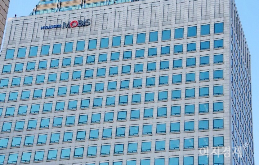 현대모비스는 지난해 매출 36조6365억원, 영업이익 1조8302억원, 순이익 1조5268억원으로 전년보다 각각 3.7%,  23.5%, 33.4% 줄었다. 현대모비스 서울 역삼 사옥. 사진=이민섭 기자