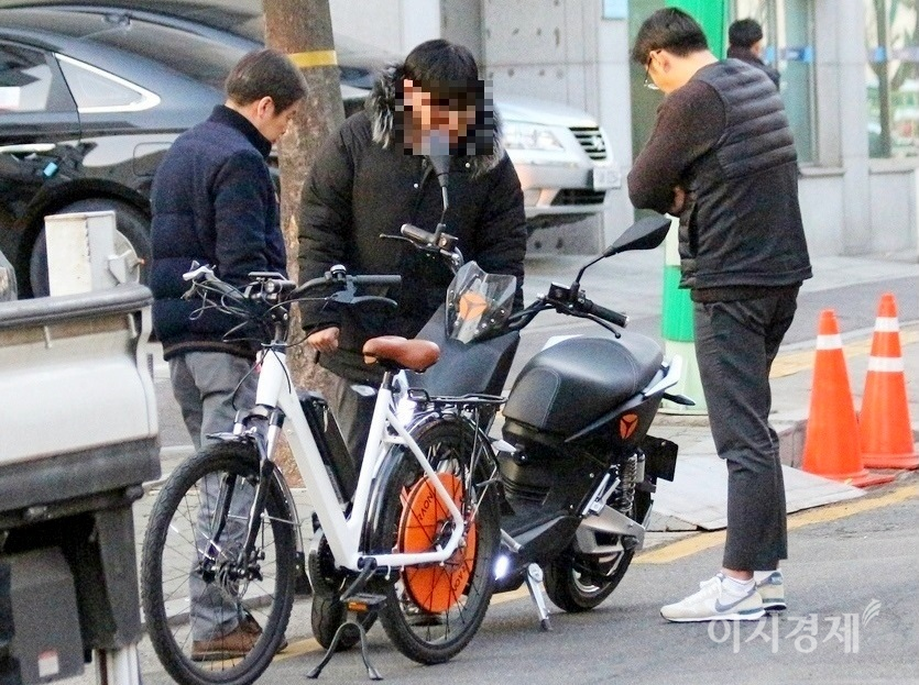2010년대 후반 출시된 초기 이륜전기차. 사진=이민섭 기자