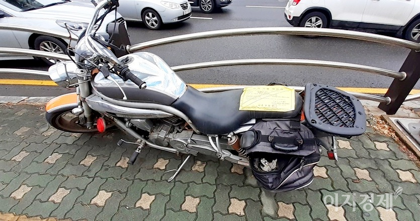 국내 이륜차산업의 현주소. 서울 서초구 방배로 인도에 방치된 이륜차와 경기도 성남시 은행동에 세워진 이륜차는 주차금지용으로 사용되고 있다. 사진=이민섭 기자