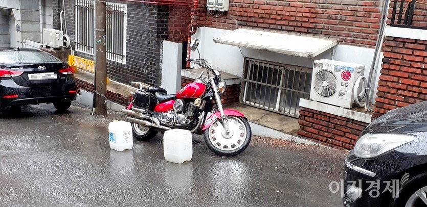 국내 이륜차산업의 현주소. (위부터)서울 서초구 방배로 인도에 방치된 이륜차와 경기도 성남시 은행동에 세워진 이륜차는 주차금지용으로 사용되고 있다. 사진=이민섭 기자