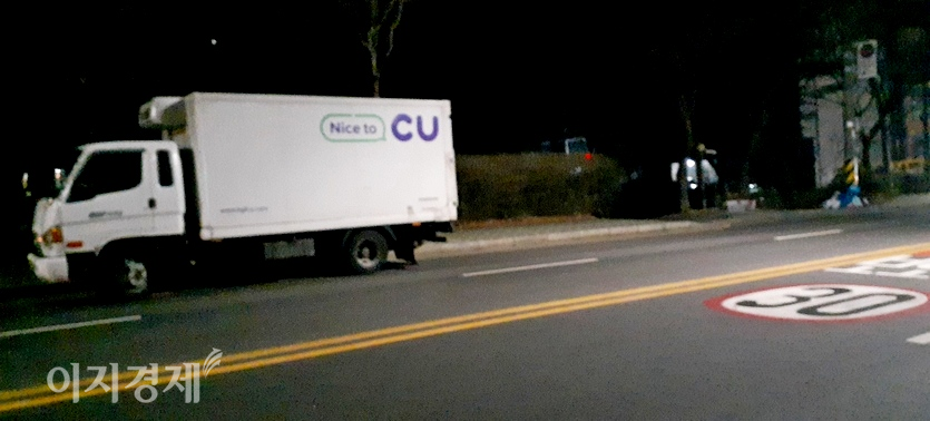 경기도 성남시 중원구 시민로에 CU 차량이 주차했다. CU 차량을 중심으로 반경 300미터 이내에는 초등학교가, 100미터 이내에는 어린이집과 고등학교가 각각 자리하고 있다. 이곳이 어린이보호구역(스쿨존)인 이유이다. 주행속도 30㎞ 미만 표시가 보인다. 이 차량은 항상 이곳에서 밤을 지샌다. 스쿨존 주정차의 과태료 8만원이 부과된다. 이를 연간으로 계산하면 2920만원이다. 사진=양지훈 기자