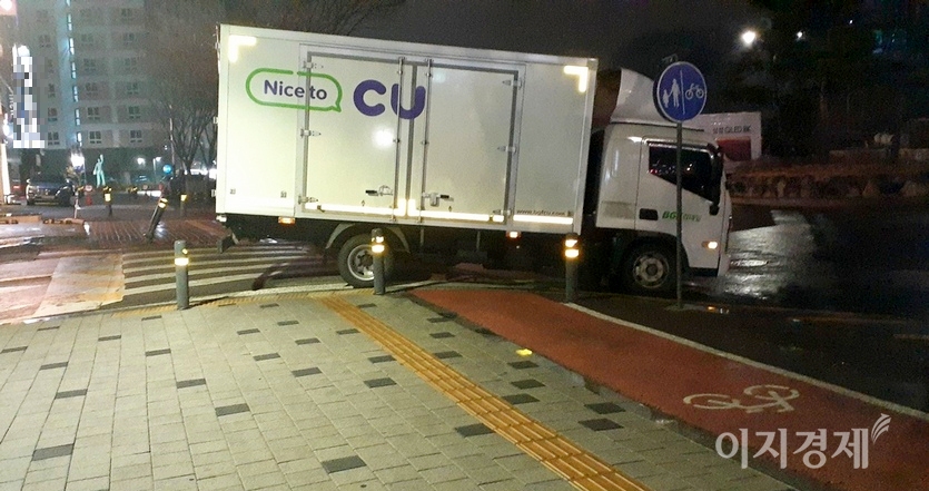 같은 동네 산성대로 성남동 구간. 역시 CU 차량이 새벽시간 자전거도로와 인도를 침범해 주차했다. 바로 앞은 도로변 주차공간으로 주차 가능한 공간이 많다. 사진=양지훈 기자