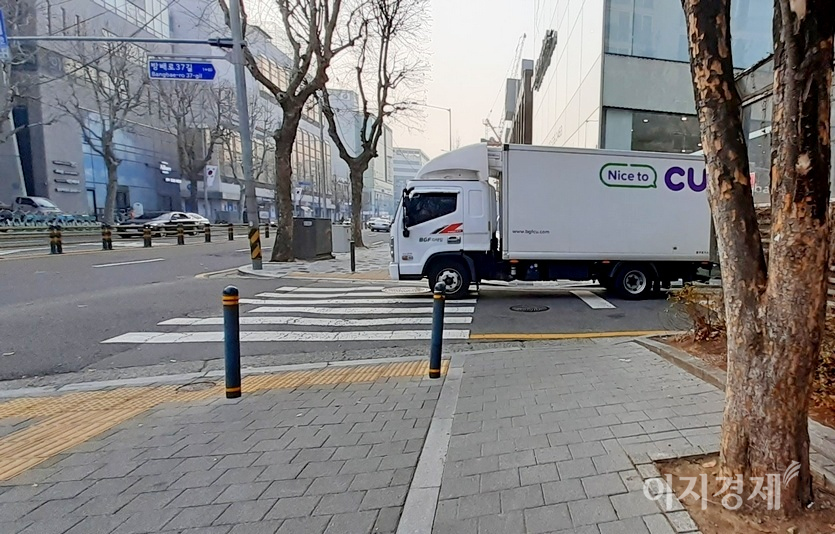 서울시 서초구 방배로 방배본동 구간. 방배로 37길 현대아파트에서 서래마을로 가는 사거리에 CU 차량이 횡단보도를 침범해 서 있다. 이곳은 비보호 좌회전 구간으로 직진은 안된다. CU 차량이 불법으로 직진하고 있다. CU차량이 목적지에 가려면 이곳에서 우회전해서 100미터 정도 떨어진 함지박 사거리에서 좌회전을 해야한다. 사흘에 한번 꼴로 CU 차량은 중앙선을 침범하고 있다. 사진=양지훈 기자