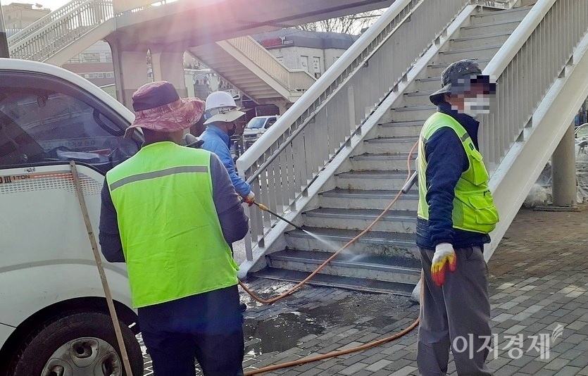봄을 맞아 (위부터)서울시가 세종대로에 있는 이순신 장군 동상을 씻기고 있다. 서초구도 관내 육교를 물청소 했다. 겨우내 눈과 먼지, 염화칼슘 등으로 오염됐기 때문이다. 사진=문룡식 기자