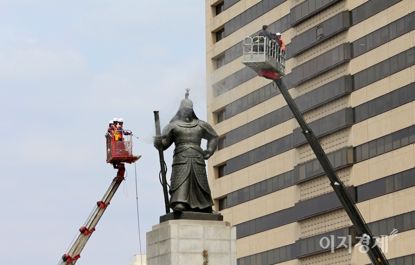 봄을 맞아 (위부터)서울시가 세종대로에 있는 이순신 장군 동상을 씻기고 있다. 서초구도 관내 육교를 물청소 했다. 겨우내 눈과 먼지, 염화칼슘 등으로 오염됐기 때문이다. 사진=문룡식 기자