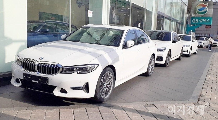 봄을 맞아 자동차는 상대적으로 산뜻한 하안색이 많이 팔린다. 서초구 방배로에 있는 BMW 전시장에 고객이 구입한 하얀색 신차가 줄지어 있다. 사진=문룡식 기자