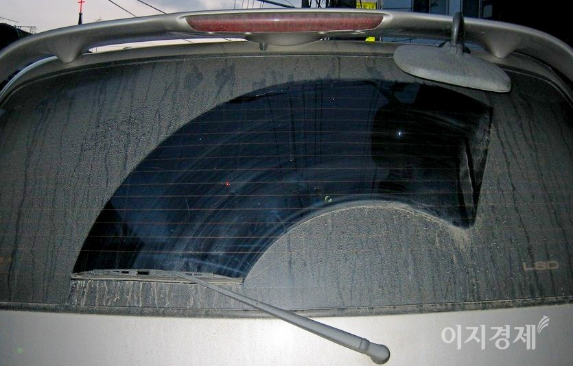 주기적인 차량 관리는 안전 운해에 큰 도움이 된다. 차량 뒤쪽 유리가 보이지 않으면 사고 위험이 높다. 사진=정수남 기자