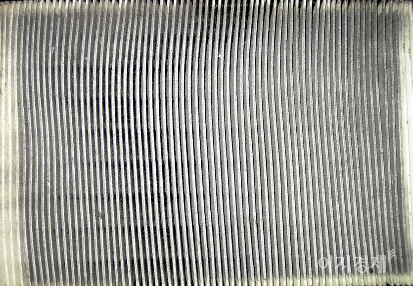 차량 내부 청소 시 에어컨 필터를 살펴야 한다. 교체 시기가 지난 에어컨 필터. 사진=정수남 기자