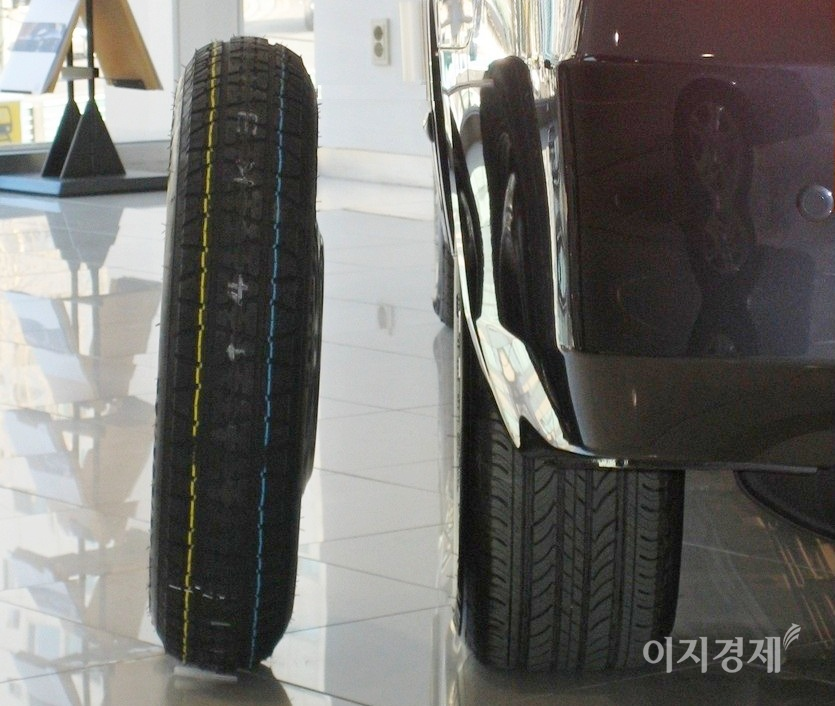 완성차 업체는 스페어타이어로 템퍼리리타이어를 장착하고 있다. 사진=정수남 기자