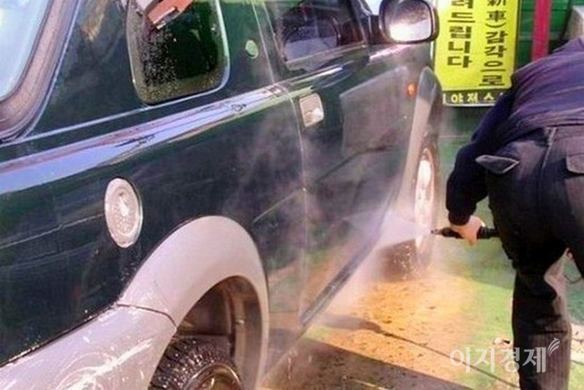 외부 세차시 겨울 동안 염화칼슘에 노출된 헨다와 하체, 휠 등에도 물을 분사해 이물질 등을 제거한다. 염화칼슘은 차체 부식의 원인이기 때문이다. 사진=정수남 기자