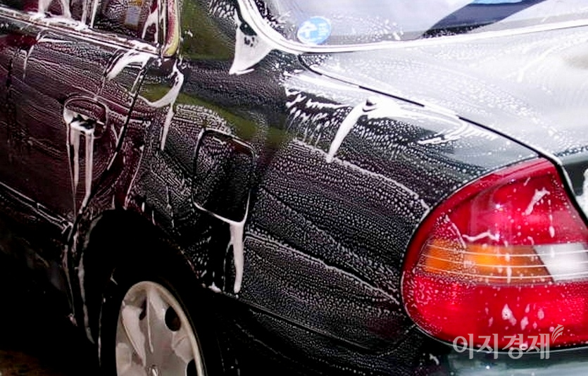 (위부터)세제 도포는 스펀지를 수직과 수평으로 해야 빈틈이 생기기 않는다. 남아 있는 세제는 차량 부식의 원인이 되기 때문에 차량 위부터 철저하게 거품을 씻어낸다. 사진=정수남 기자