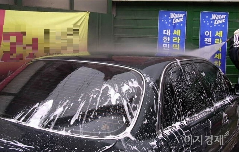 (위부터)세제 도포는 스펀지를 수직과 수평으로 해야 빈틈이 생기기 않는다. 남아 있는 세제는 차량 부식의 원인이 되기 때문에 차량 위부터 철저하게 거품을 씻어낸다. 사진=정수남 기자