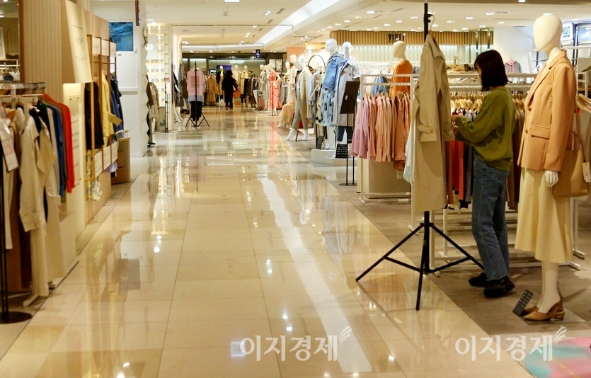 코로나19 1차 확산기인 지난해 3월 롯데백화점 서울 소공동 본점 여성 의류매장 전경. 사진=김보람 기자