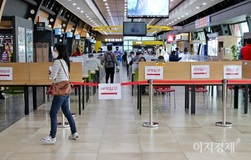 20일 0시 현재 코로나19 신규 확진자가 전날 452명 발생해 누적 9만8209명이 됐다. 식당은 칸막이 등 거리두기를 준수하고 있지만, 이용객은 평소 40% 수준이다. 천안논산고속국도 정안휴게소 19일 오후 모습. 사진=김보람 기자