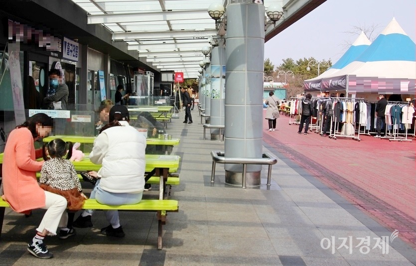 밀폐공간이 아닌 휴게소 외부는 이용객이 더 적다. 같은 날 같은 휴게소 모습. 사진=김보람 기자