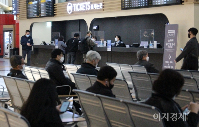 서울강남고속버스터미널 호남선. (위부터)코로나19 정국이라 매표소에 승객이 드문드문하다. 승장장에도 매표 고객은 손으로 꼽을 정도다. 사진=김보람 기자