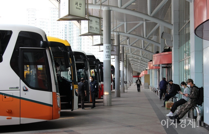 서울강남고속버스터미널 호남선. (위부터)코로나19 정국이라 매표소에 승객이 드문드문하다. 승장장에도 매표 고객은 손으로 꼽을 정도다. 사진=김보람 기자