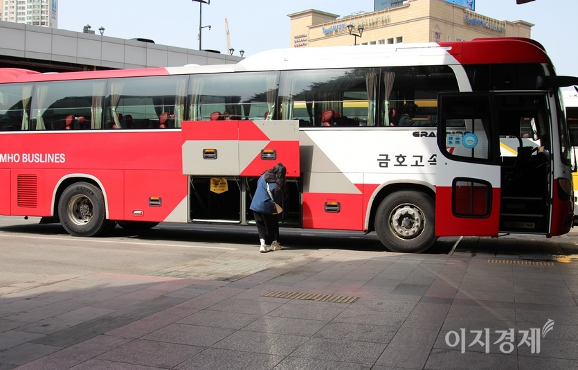 한 20대 여성이 버스에 짐을 실고 있다. 41명이 탈 수 있는 부안행 고속버스에 승객은 5명 뿐이다. 사진=김보람 기자