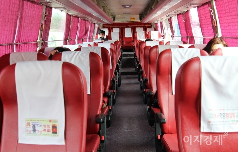 한 20대 여성이 버스에 짐을 실고 있다. 41명이 탈 수 있는 부안행 고속버스에 승객은 5명 뿐이다. 사진=김보람 기자