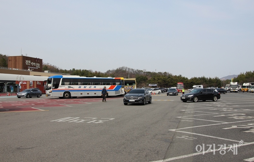 고속버스환승휴게소인 천안논산고속도로 정안휴게소. (위부터)휴게소 이용 고객과 차량이 평소 20% 수준이다. 사진=김보람 기자