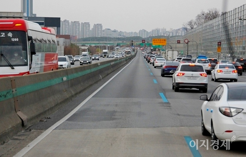 (위부터)이른 오후 서해안고속국도 모습. 차량이 드물지만, 늦은 오후 서울 방향 경부고속국도의 경우 버스 대신 승용차가 대부분이다. 1차로가 버스전용차로다. 사진=김보람 기자