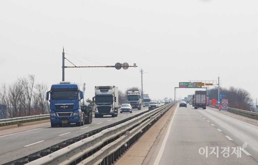 (위부터)이른 오후 서해안고속국도 모습. 차량이 드물지만, 늦은 오후 서울 방향 경부고속국도의 경우 버스 대신 승용차가 대부분이다. 1차로가 버스전용차로다. 사진=김보람 기자