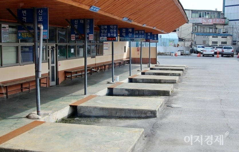 오후 3시경 서울행 고속버스 안에서 잡은 부안터미널 승차장. 변산 등 관광지와 전주 등 도시로 가는 차량이 없다. 부안터미널의 경우 지난해부터 하루 운행 차량이 코로나19 전대비 20% 수준이다. 사진=김보람 기자