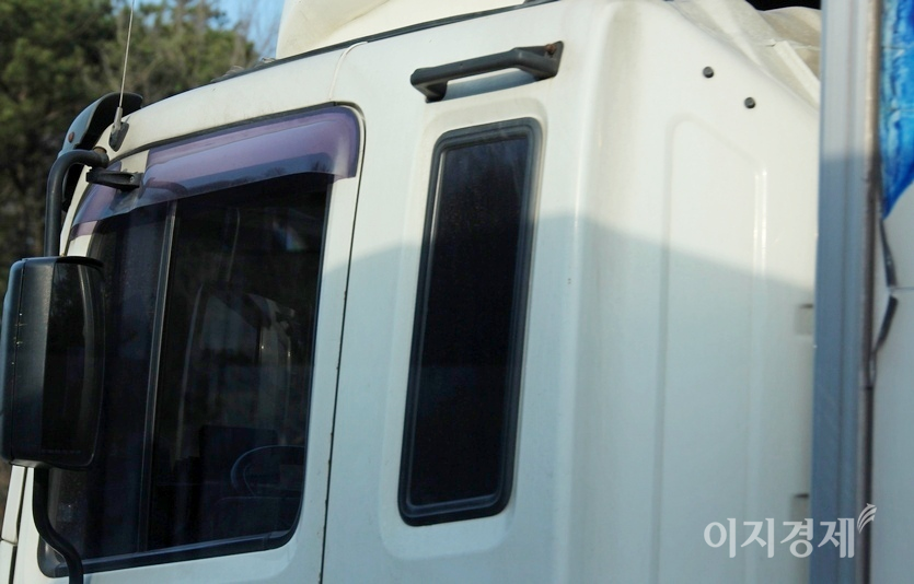 지난주 대형 트럭 운전자가 경부고속국도를 시속 100㎞로 달리면서 스마트폰을 이용하고 있다. 운전 중 스마트폰 사용은 음주와 졸음 운전처럼 집중력 저하로 대형 사고의 원인이 된다. 사진=이민섭 기자