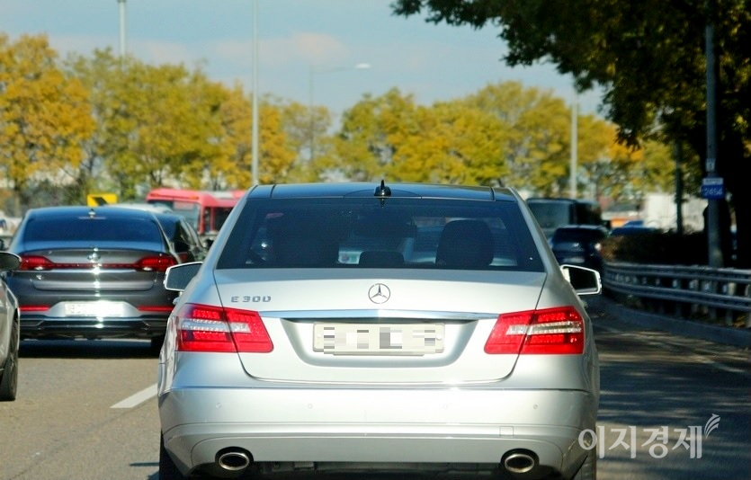벤츠 E 시리즈 역시 2010년대 초 수입차 연간 판매 1위를 차지하다, 이후 디젤 차량에 밀려는 고전했다. E시리즈는 2018년부터 수입차 판매 1위를 달리고 있다. 벤츠 E 300. 사진=정수남 기자