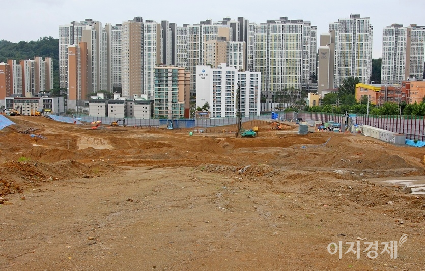 포스코건설 등이 참여해 성남시 신흥동 주공아파트를 재건축 한 포레스티아는 지난해 중반 준공했다. 앞쪽 부지 정리하는 곳은 GS건설 등이 재개발 하는 신흥동 2구역 재개발 현장이다. 사진=정수남기자