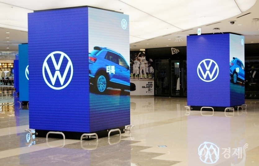 폭스바겐은 이달 초 코엑스 기둥에 에 설치된 모니터에 신형 스포츠유틸리티차량(SUV) 티록을 알린데 이어, 이번주에는 2030 새대가 상대적으로 많이 찾는 복합상영관 입구에 티록을 전시하고 이벤트를 진행했다. 사진=이민섭 기자