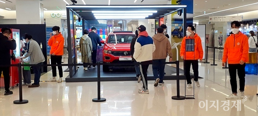 폭스바겐은 이달 초 코엑스 기둥에 에 설치된 모니터에 신형 스포츠유틸리티차량(SUV) 티록을 알린데 이어, 이번주에는 2030 새대가 상대적으로 많이 찾는 복합상영관 입구에 티록을 전시하고 이벤트를 진행했다. 사진=이민섭 기자