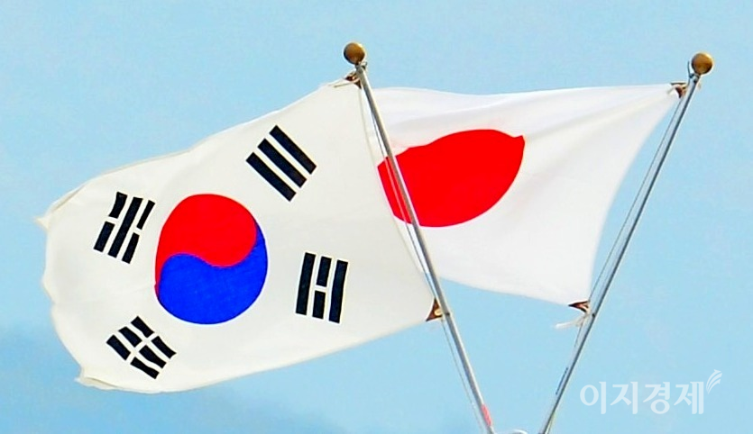 2009년 문재인 대통령이 야기한 한일경제 갈등에서 우리나라가 패한 것으로 드러났다. 태극기와 일장기. 사진=정수남 기자