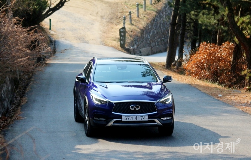 닛산이 지난해 말 한국에서 철수하면서 8만여명의 닛산 고객은 2019년부터 차량 운행에 차질을 빚을 전망이다. 닛산 QX30. 사진=정수남 기자