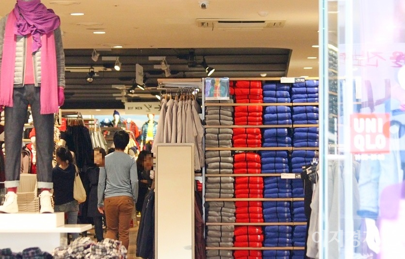 가성비가 탁월한 일본 패션브랜드 유니클로는 올초까지 10여개 매장을 폐점했다. 한일 경제갈등 이전 서울 강남점에 고객이 많다. 사진=정수남 기자