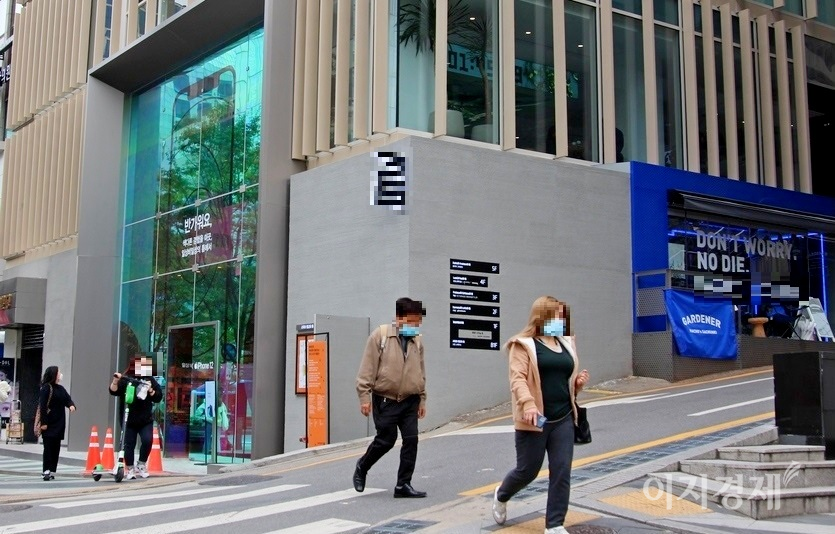 올초 유니클로 강남점(정면 회색 건물 1,2층)이 문을 닫았다. 사진=정수남 기자